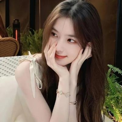随盲柳入眠的女人